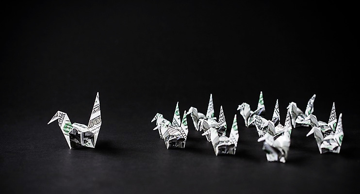 포토 JPG 스튜디오촬영 백그라운드 여러마리 비즈니스 검은배경 실내 취미 사람없음 경제 달러 꿈 학 종이접기 소원 색종이 종이학 접기 국내포토 종이 다수 돈 모션 조류 내부 검은색 파일형식