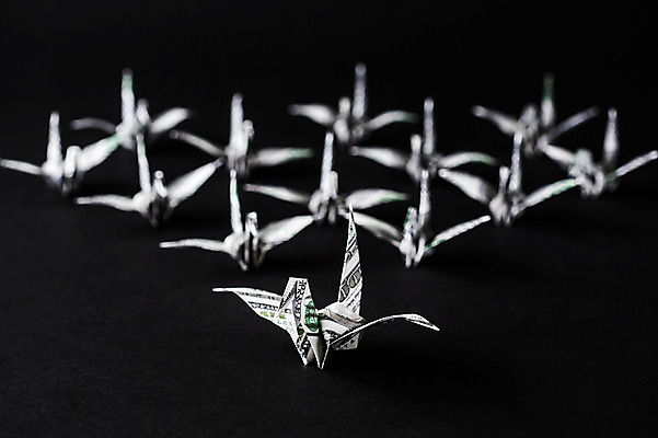 포토 JPG 스튜디오촬영 백그라운드 여러마리 비즈니스 검은배경 실내 취미 사람없음 아웃포커스 경제 달러 꿈 학 종이접기 소원 색종이 종이학 접기 국내포토 종이 다수 돈 모션 조류 촬영기법 내부 검은색 파일형식