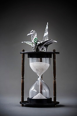 포토 JPG 스튜디오촬영 한마리 백그라운드 비즈니스 실내 취미 사람없음 경제 달러 꿈 학 시간 모래시계 종이접기 소원 색종이 종이학 접기 국내포토 1 종이 모래 시계 돈 모션 조류 내부 파일형식