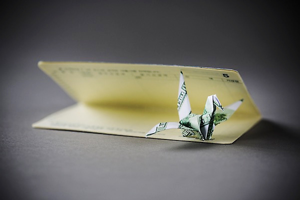 포토 JPG 스튜디오촬영 한마리 백그라운드 비즈니스 실내 취미 사람없음 경제 달러 꿈 학 통장 종이접기 소원 색종이 종이학 접기 국내포토 1 종이 돈 모션 조류 내부 금융 파일형식