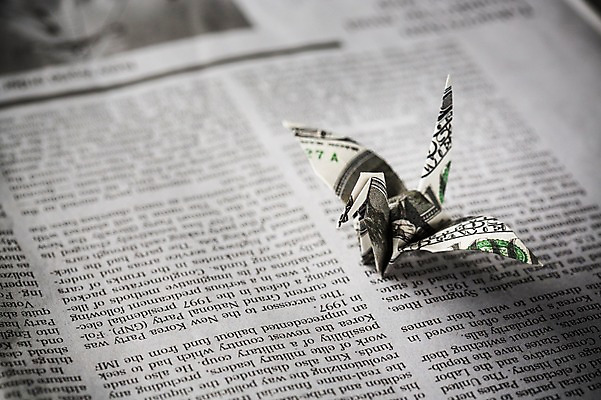 포토 JPG 스튜디오촬영 한마리 백그라운드 비즈니스 실내 취미 사람없음 경제 달러 꿈 학 신문 종이접기 소원 영자신문 색종이 종이학 접기 국내포토 1 종이 돈 모션 조류 내부 간행물 뉴스 파일형식