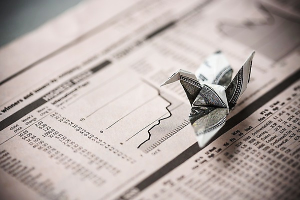 포토 JPG 스튜디오촬영 한마리 백그라운드 비즈니스 실내 취미 사람없음 아웃포커스 경제 달러 꿈 학 신문 종이접기 소원 영자신문 색종이 종이학 접기 국내포토 1 종이 돈 모션 조류 촬영기법 내부 간행물 뉴스 파일형식