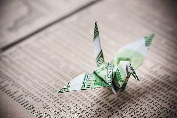 포토 JPG 스튜디오촬영 한마리 백그라운드 비즈니스 실내 취미 사람없음 아웃포커스 경제 달러 꿈 학 신문 종이접기 소원 영자신문 색종이 종이학 접기 국내포토 1 종이 돈 모션 조류 촬영기법 내부 간행물 뉴스 파일형식