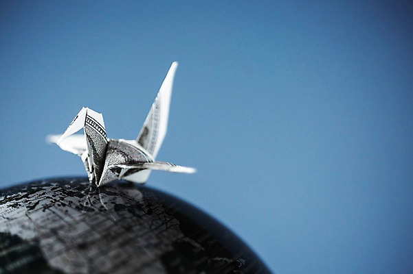 포토 JPG 스튜디오촬영 한마리 백그라운드 비즈니스 실내 취미 사람없음 경제 지구본 달러 꿈 학 종이접기 소원 색종이 종이학 접기 국내포토 1 종이 돈 모션 조류 내부 파일형식