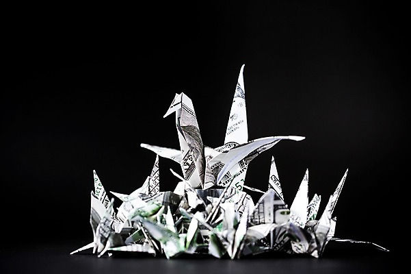 포토 JPG 스튜디오촬영 백그라운드 여러마리 비즈니스 검은배경 실내 취미 사람없음 경제 달러 꿈 학 종이접기 소원 색종이 종이학 접기 국내포토 종이 다수 돈 모션 조류 내부 검은색 파일형식