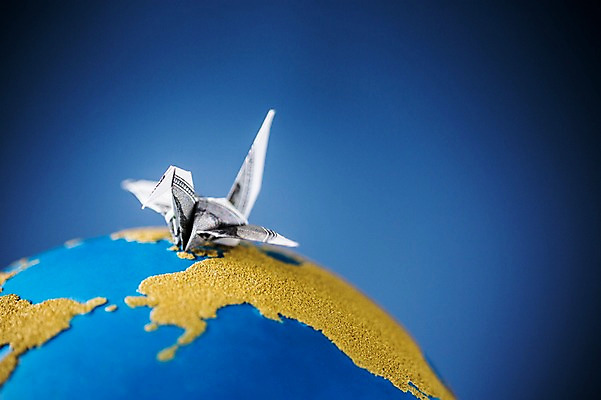 포토 JPG 스튜디오촬영 한마리 백그라운드 실내 취미 사람없음 글로벌 지구본 꿈 학 종이접기 감성 소원 색종이 종이학 접기 국내포토 1 종이 컨셉 모션 조류 내부 파일형식