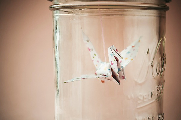 포토 JPG 스튜디오촬영 한마리 백그라운드 유리병 실내 취미 사람없음 꿈 학 종이접기 감성 소원 색종이 종이학 접기 국내포토 1 종이 컨셉 모션 조류 병_용기 내부 파일형식