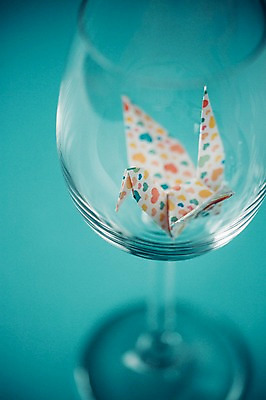 포토 JPG 스튜디오촬영 한마리 백그라운드 와인잔 잔 실내 취미 사람없음 꿈 학 종이접기 감성 소원 색종이 종이학 접기 국내포토 1 식기 종이 컨셉 술잔 모션 조류 내부 파일형식