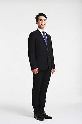 포토 JPG 스튜디오촬영 전신 남자 실내 한명 서기 미소 정장 성인 옆모습 30대 한국인 비즈니스맨 차렷 성인남자한명만 장년남자한명만 국내포토 1 옷 뷰포인트 포즈 비즈니스 모션 표정 사람 동양인 내부 장년 직장인 남자한명만 성인남자만 장년남자만 파일형식