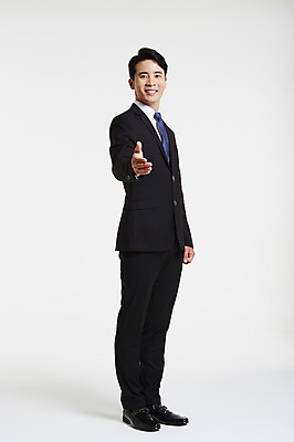 포토 JPG 스튜디오촬영 전신 남자 악수 실내 한명 서기 미소 정장 성인 옆모습 30대 한국인 비즈니스맨 손내밀기 성인남자한명만 장년남자한명만 국내포토 1 옷 뷰포인트 비즈니스 모션 표정 사람 동양인 손짓 내부 장년 직장인 남자한명만 성인남자만 장년남자만 파일형식