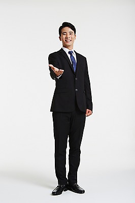 포토 JPG 스튜디오촬영 전신 남자 실내 한명 서기 미소 정장 성인 앞모습 30대 한국인 비즈니스맨 손내밀기 성인남자한명만 장년남자한명만 국내포토 1 옷 뷰포인트 비즈니스 모션 표정 사람 동양인 손짓 내부 장년 직장인 남자한명만 성인남자만 장년남자만 파일형식