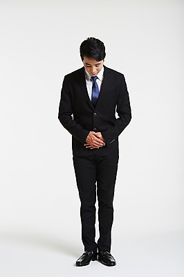 포토 JPG 스튜디오촬영 전신 남자 실내 허리숙이기 고개숙이기 한명 서기 정장 성인 앞모습 30대 한국인 인사 비즈니스맨 손모으기 배꼽인사 성인남자한명만 장년남자한명만 국내포토 1 옷 뷰포인트 비즈니스 모션 숙이기 사람 동양인 손짓 내부 장년 예절 직장인 남자한명만 성인남자만 장년남자만 파일형식