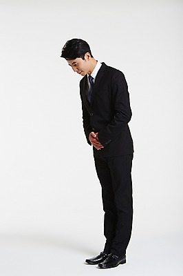 포토 JPG 스튜디오촬영 전신 남자 실내 허리숙이기 고개숙이기 한명 서기 정장 성인 옆모습 30대 한국인 인사 비즈니스맨 손모으기 배꼽인사 성인남자한명만 장년남자한명만 국내포토 1 옷 뷰포인트 비즈니스 모션 숙이기 사람 동양인 손짓 내부 장년 예절 직장인 남자한명만 성인남자만 장년남자만 파일형식