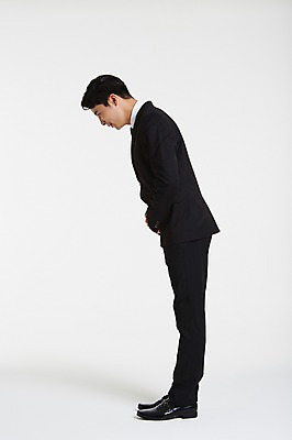 포토 JPG 스튜디오촬영 전신 남자 실내 허리숙이기 고개숙이기 한명 서기 정장 성인 옆모습 30대 한국인 인사 비즈니스맨 손모으기 배꼽인사 성인남자한명만 장년남자한명만 국내포토 1 옷 뷰포인트 비즈니스 모션 숙이기 사람 동양인 손짓 내부 장년 예절 직장인 남자한명만 성인남자만 장년남자만 파일형식