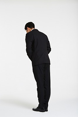 포토 JPG 스튜디오촬영 전신 남자 실내 허리숙이기 고개숙이기 한명 서기 정장 성인 뒷모습 30대 한국인 인사 비즈니스맨 배꼽인사 성인남자한명만 장년남자한명만 국내포토 1 옷 뷰포인트 비즈니스 모션 숙이기 사람 동양인 내부 장년 예절 직장인 남자한명만 성인남자만 장년남자만 파일형식