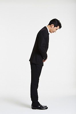 포토 JPG 스튜디오촬영 전신 남자 실내 허리숙이기 고개숙이기 한명 서기 정장 성인 옆모습 30대 한국인 인사 비즈니스맨 손모으기 배꼽인사 성인남자한명만 장년남자한명만 국내포토 1 옷 뷰포인트 비즈니스 모션 숙이기 사람 동양인 손짓 내부 장년 예절 직장인 남자한명만 성인남자만 장년남자만 파일형식