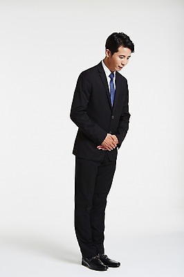 포토 JPG 스튜디오촬영 전신 남자 실내 허리숙이기 고개숙이기 한명 서기 정장 성인 옆모습 30대 한국인 인사 비즈니스맨 손모으기 배꼽인사 성인남자한명만 장년남자한명만 국내포토 1 옷 뷰포인트 비즈니스 모션 숙이기 사람 동양인 손짓 내부 장년 예절 직장인 남자한명만 성인남자만 장년남자만 파일형식