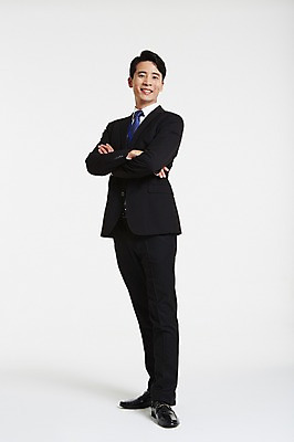 포토 JPG 스튜디오촬영 전신 남자 실내 한명 서기 미소 정장 성인 옆모습 30대 팔짱 한국인 비즈니스맨 성인남자한명만 장년남자한명만 국내포토 1 옷 뷰포인트 비즈니스 모션 표정 사람 동양인 내부 장년 직장인 남자한명만 성인남자만 장년남자만 파일형식