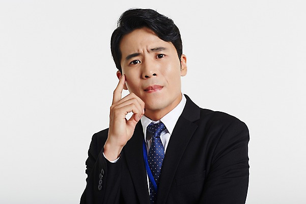 포토 JPG 스튜디오촬영 남자 실내 한명 정장 손짓 상반신 성인 앞모습 30대 한국인 비즈니스맨 고민 성인남자한명만 장년남자한명만 국내포토 1 옷 감정 뷰포인트 비즈니스 모션 사람 동양인 내부 장년 직장인 남자한명만 성인남자만 장년남자만 파일형식