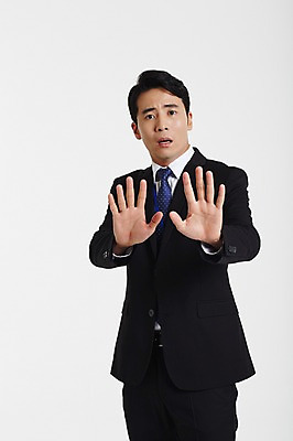 포토 JPG 스튜디오촬영 남자 실내 한명 서기 정장 손짓 상반신 성인 앞모습 30대 한국인 비즈니스맨 거절 성인남자한명만 장년남자한명만 국내포토 1 옷 뷰포인트 컨셉 비즈니스 모션 사람 동양인 내부 장년 직장인 남자한명만 성인남자만 장년남자만 파일형식