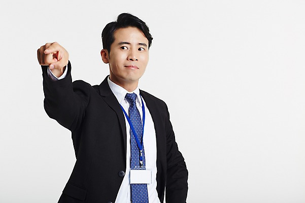 포토 JPG 스튜디오촬영 남자 실내 한명 정장 상반신 성인 앞모습 30대 한국인 가리킴 비즈니스맨 사원증 성인남자한명만 장년남자한명만 국내포토 1 옷 뷰포인트 비즈니스 사람 동양인 손짓 내부 장년 직장인 남자한명만 성인남자만 장년남자만 파일형식