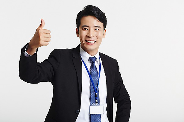 포토 JPG 스튜디오촬영 남자 실내 한명 미소 정장 상반신 성인 앞모습 30대 한국인 엄지손가락 최고 비즈니스맨 사원증 성인남자한명만 장년남자한명만 국내포토 1 옷 뷰포인트 비즈니스 손가락 표정 사람 동양인 내부 장년 직장인 남자한명만 성인남자만 장년남자만 파일형식