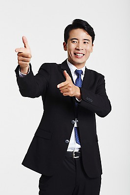 포토 JPG 스튜디오촬영 남자 실내 한명 서기 미소 정장 손짓 상반신 성인 앞모습 30대 한국인 가리킴 비즈니스맨 권총모양 사랑의총알 총쏘기 성인남자한명만 장년남자한명만 국내포토 1 옷 뷰포인트 비즈니스 모션 표정 사람 동양인 내부 장년 직장인 남자한명만 성인남자만 장년남자만 파일형식