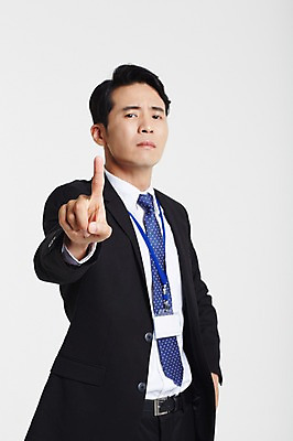포토 JPG 스튜디오촬영 남자 실내 한명 정장 손짓 상반신 성인 앞모습 30대 한국인 검지손가락 비즈니스맨 사원증 성인남자한명만 장년남자한명만 국내포토 1 옷 뷰포인트 비즈니스 손가락 모션 사람 동양인 내부 장년 직장인 남자한명만 성인남자만 장년남자만 파일형식