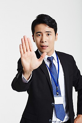 포토 JPG 스튜디오촬영 남자 실내 손바닥 한명 정장 손짓 상반신 성인 앞모습 30대 한국인 비즈니스맨 정지 거절 사원증 성인남자한명만 장년남자한명만 국내포토 1 손 옷 뷰포인트 컨셉 비즈니스 모션 사람 동양인 내부 장년 직장인 남자한명만 성인남자만 장년남자만 파일형식