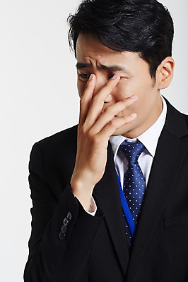 포토 JPG 스튜디오촬영 남자 실내 한명 정장 손짓 상반신 성인 앞모습 30대 한국인 슬픔 비즈니스맨 좌절 얼굴가리기 성인남자한명만 장년남자한명만 국내포토 1 옷 감정 뷰포인트 컨셉 비즈니스 모션 사람 동양인 내부 장년 가림 직장인 남자한명만 성인남자만 장년남자만 파일형식