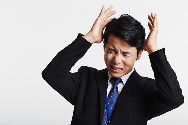 포토 JPG 스튜디오촬영 남자 스트레스 실내 한명 정장 손짓 상반신 성인 앞모습 30대 한국인 슬픔 비즈니스맨 찡그림 좌절 후회 성인남자한명만 장년남자한명만 국내포토 1 옷 감정 뷰포인트 컨셉 비즈니스 모션 표정 사람 동양인 내부 장년 직장인 남자한명만 성인남자만 장년남자만 파일형식