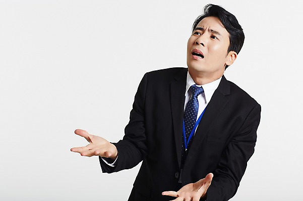 포토 JPG 스튜디오촬영 남자 스트레스 실내 한명 정장 손짓 상반신 성인 앞모습 30대 한국인 슬픔 비즈니스맨 후회 불만 성인남자한명만 장년남자한명만 국내포토 1 옷 감정 뷰포인트 비즈니스 모션 사람 동양인 내부 장년 직장인 남자한명만 성인남자만 장년남자만 파일형식