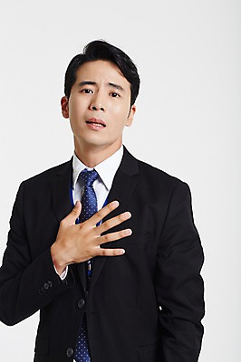 포토 JPG 스튜디오촬영 남자 실내 한명 정장 손짓 상반신 성인 앞모습 30대 한국인 비즈니스맨 한숨 안심 안도 성인남자한명만 장년남자한명만 국내포토 1 옷 뷰포인트 비즈니스 모션 육류 사람 동양인 내부 장년 직장인 남자한명만 성인남자만 장년남자만 파일형식