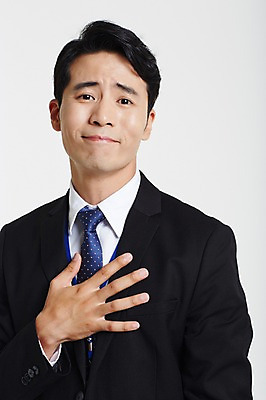 포토 JPG 스튜디오촬영 남자 실내 한명 정장 손짓 상반신 성인 앞모습 30대 한국인 비즈니스맨 한숨 안심 안도 성인남자한명만 장년남자한명만 국내포토 1 옷 뷰포인트 비즈니스 모션 육류 사람 동양인 내부 장년 직장인 남자한명만 성인남자만 장년남자만 파일형식