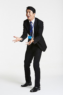 포토 JPG 스튜디오촬영 전신 남자 실내 한명 서기 정장 손짓 성인 옆모습 30대 희망 한국인 비즈니스맨 사원증 간절함 성인남자한명만 장년남자한명만 국내포토 1 옷 감정 뷰포인트 컨셉 비즈니스 모션 사람 동양인 내부 장년 직장인 남자한명만 성인남자만 장년남자만 파일형식