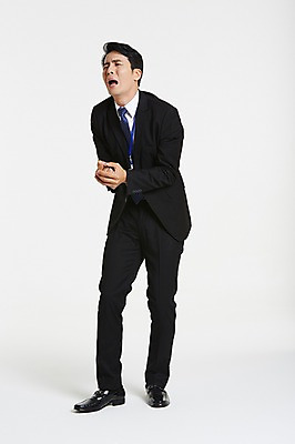 포토 JPG 스튜디오촬영 전신 남자 실내 한명 서기 정장 성인 30대 희망 한국인 비즈니스맨 손모으기 후회 간절함 절규 성인남자한명만 장년남자한명만 국내포토 1 옷 감정 컨셉 비즈니스 모션 사람 동양인 손짓 내부 장년 직장인 남자한명만 성인남자만 장년남자만 파일형식