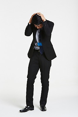 포토 JPG 스튜디오촬영 전신 남자 스트레스 실내 한명 서기 정장 손짓 성인 30대 한국인 짜증 비즈니스맨 후회 사원증 성인남자한명만 장년남자한명만 국내포토 1 옷 감정 비즈니스 모션 사람 동양인 내부 장년 직장인 남자한명만 성인남자만 장년남자만 파일형식