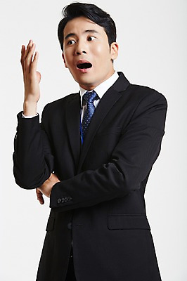 포토 JPG 스튜디오촬영 남자 아이디어 실내 한명 정장 손짓 상반신 성인 앞모습 30대 놀람 한국인 비즈니스맨 성인남자한명만 장년남자한명만 국내포토 1 옷 감정 뷰포인트 컨셉 비즈니스 모션 표정 사람 동양인 내부 장년 직장인 남자한명만 성인남자만 장년남자만 파일형식