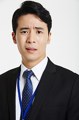 포토 JPG 스튜디오촬영 남자 실내 한명 정장 상반신 성인 앞모습 30대 한국인 분노 짜증 비즈니스맨 찡그림 성인남자한명만 장년남자한명만 국내포토 1 옷 감정 뷰포인트 비즈니스 표정 사람 동양인 내부 장년 직장인 남자한명만 성인남자만 장년남자만 파일형식