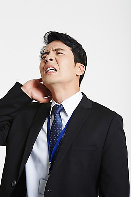 포토 JPG 스튜디오촬영 남자 스트레스 실내 한명 정장 손짓 상반신 성인 앞모습 30대 한국인 분노 짜증 비즈니스맨 고개들기 사원증 혈압 성인남자한명만 장년남자한명만 국내포토 1 옷 감정 뷰포인트 비즈니스 모션 사람 동양인 내부 장년 직장인 남자한명만 성인남자만 장년남자만 파일형식