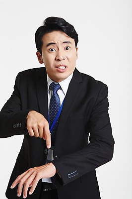 포토 JPG 스튜디오촬영 남자 실내 한명 정장 상반신 성인 앞모습 30대 한국인 분노 짜증 가리킴 시간 비즈니스맨 지각 사원증 성인남자한명만 장년남자한명만 국내포토 1 옷 감정 뷰포인트 비즈니스 사람 동양인 손짓 내부 장년 직장인 남자한명만 성인남자만 장년남자만 파일형식