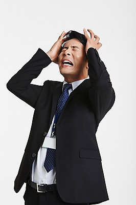 포토 JPG 스튜디오촬영 남자 스트레스 실내 한명 정장 손짓 상반신 성인 30대 한국인 분노 짜증 비즈니스맨 찡그림 사원증 성인남자한명만 장년남자한명만 국내포토 1 옷 감정 비즈니스 모션 표정 사람 동양인 내부 장년 직장인 남자한명만 성인남자만 장년남자만 파일형식