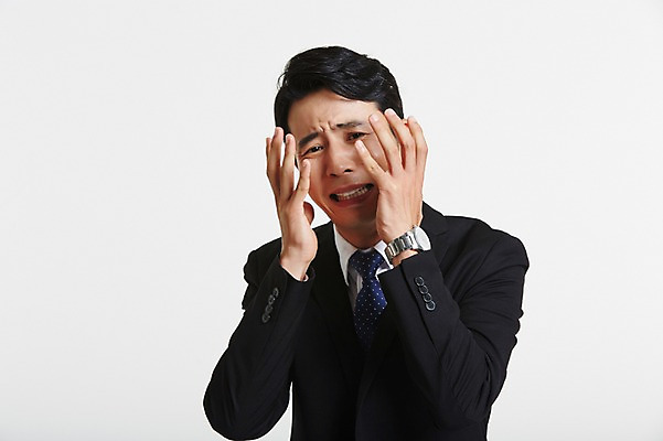 포토 JPG 스튜디오촬영 남자 스트레스 실내 한명 정장 손짓 상반신 성인 앞모습 30대 한국인 슬픔 비즈니스맨 괴로움 후회 성인남자한명만 장년남자한명만 국내포토 1 옷 감정 뷰포인트 비즈니스 모션 사람 동양인 내부 장년 직장인 남자한명만 성인남자만 장년남자만 파일형식