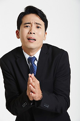 포토 JPG 스튜디오촬영 남자 실내 한명 정장 상반신 성인 앞모습 30대 희망 한국인 비즈니스맨 손모으기 간절함 미안 성인남자한명만 장년남자한명만 국내포토 1 옷 감정 뷰포인트 컨셉 비즈니스 사람 동양인 손짓 내부 장년 직장인 사죄 남자한명만 성인남자만 장년남자만 파일형식