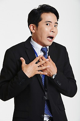 포토 JPG 스튜디오촬영 남자 실내 한명 정장 손짓 상반신 성인 앞모습 30대 놀람 한국인 비즈니스맨 한숨 미안 안도 성인남자한명만 장년남자한명만 국내포토 1 옷 감정 뷰포인트 비즈니스 모션 표정 사람 동양인 내부 장년 직장인 사죄 남자한명만 성인남자만 장년남자만 파일형식