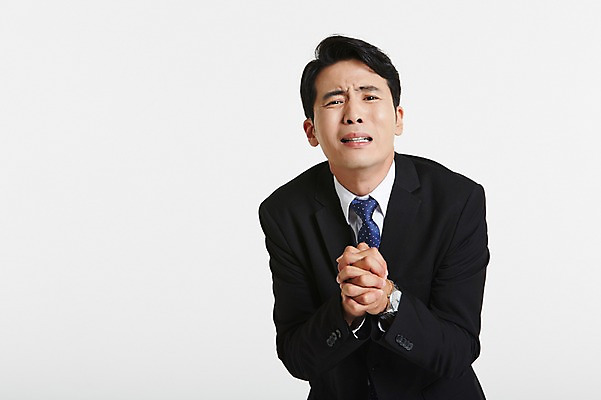 포토 JPG 스튜디오촬영 남자 실내 한명 정장 상반신 성인 앞모습 30대 희망 한국인 비즈니스맨 손모으기 간절함 미안 성인남자한명만 장년남자한명만 국내포토 1 옷 감정 뷰포인트 컨셉 비즈니스 사람 동양인 손짓 내부 장년 직장인 사죄 남자한명만 성인남자만 장년남자만 파일형식