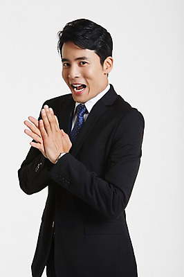 포토 JPG 스튜디오촬영 남자 실내 한명 정장 상반신 성인 30대 한국인 비즈니스맨 계획 준비 손모으기 아부 성인남자한명만 장년남자한명만 국내포토 1 옷 컨셉 비즈니스 사람 동양인 손짓 내부 장년 직장인 남자한명만 성인남자만 장년남자만 파일형식