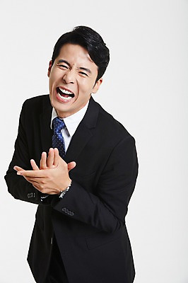 포토 JPG 스튜디오촬영 남자 실내 한명 웃음 정장 상반신 성인 앞모습 30대 한국인 비즈니스맨 손모으기 아부 성인남자한명만 장년남자한명만 국내포토 1 옷 뷰포인트 비즈니스 표정 사람 동양인 손짓 내부 장년 직장인 남자한명만 성인남자만 장년남자만 파일형식