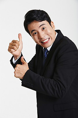 포토 JPG 스튜디오촬영 남자 실내 한명 정장 상반신 성인 옆모습 30대 한국인 엄지손가락 최고 비즈니스맨 아부 성인남자한명만 장년남자한명만 국내포토 1 옷 뷰포인트 비즈니스 손가락 사람 동양인 내부 장년 직장인 남자한명만 성인남자만 장년남자만 파일형식