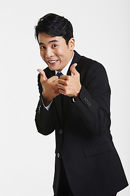 포토 JPG 스튜디오촬영 남자 실내 한명 미소 정장 상반신 성인 옆모습 30대 한국인 엄지손가락 최고 비즈니스맨 아부 성인남자한명만 장년남자한명만 국내포토 1 옷 뷰포인트 비즈니스 손가락 표정 사람 동양인 내부 장년 직장인 남자한명만 성인남자만 장년남자만 파일형식